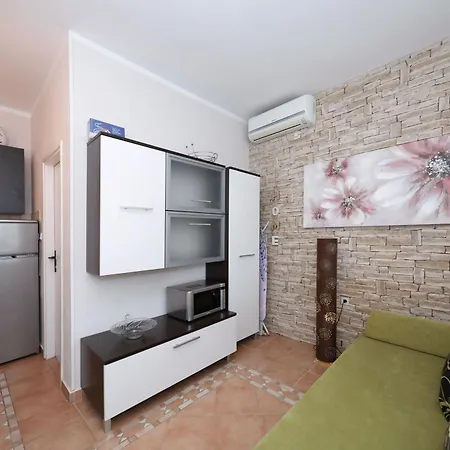 Laura, No 1 Apartment *