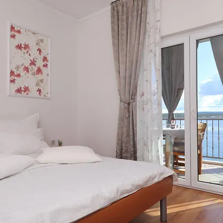 Laura, No 1 Apartment