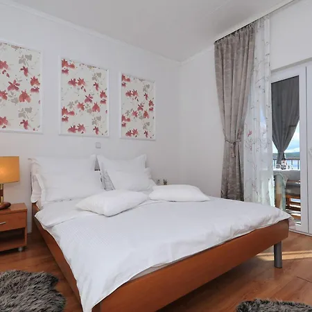 Laura, No 1 Apartment *