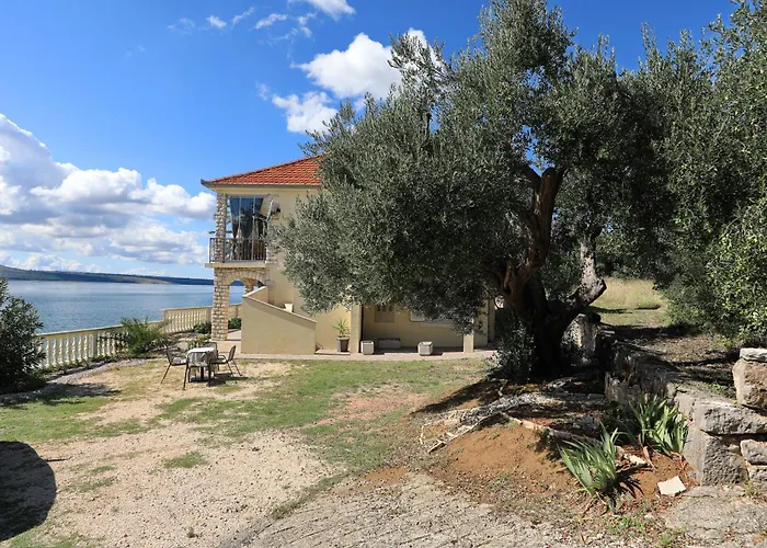 Laura, No 1 Apartman