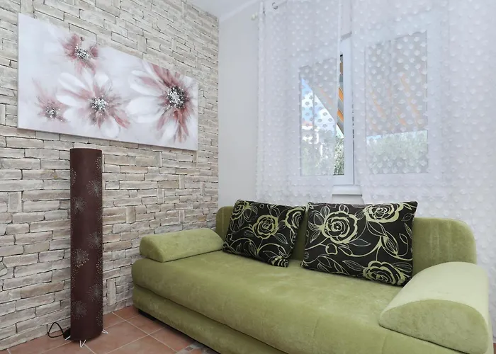 Laura, No 1 Apartman Maslenica
