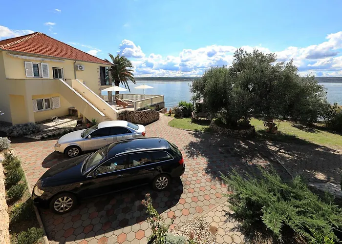 Laura, No 1 Apartman Maslenica