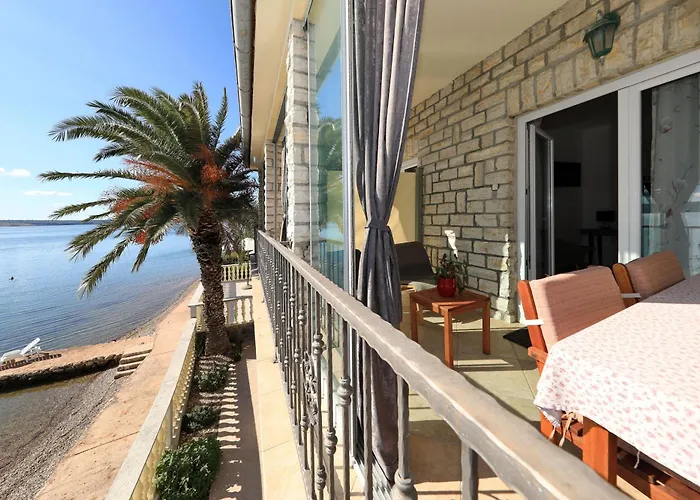 Laura, No 1 Apartman Maslenica