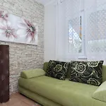 Laura, No 1 Apartament Maslenica