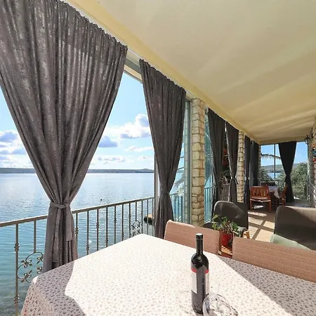 Laura, No 1 Appartement *