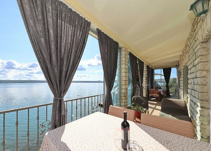 Laura, No 1 アパート *