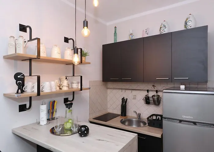 アパート Laura, No 1 *