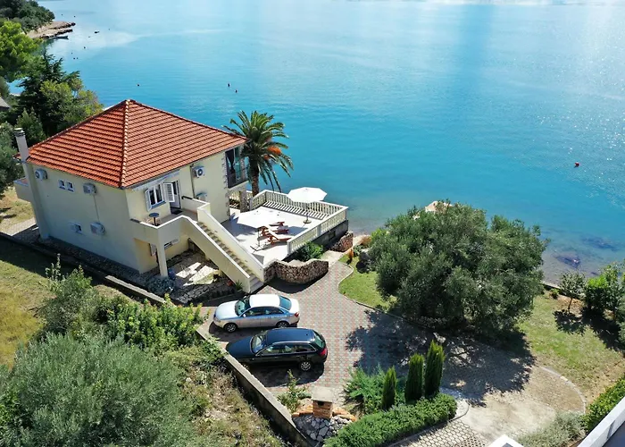 アパート Laura, No 1 *